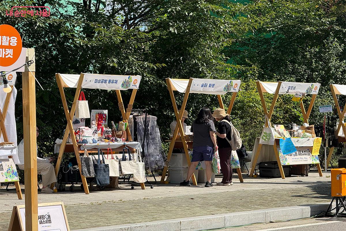 새활용거리 내 판매존에서는 다양한 창작물들을 만날 수 있다. ⓒ송수아