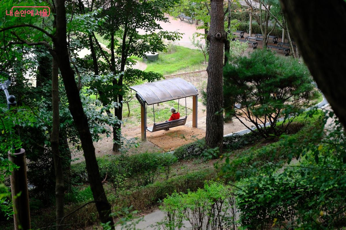 북한산 자락길을 찾아가려면 정릉초등학교 서쪽에 있는 입구로 찾아가면 된다. &copy;서지희