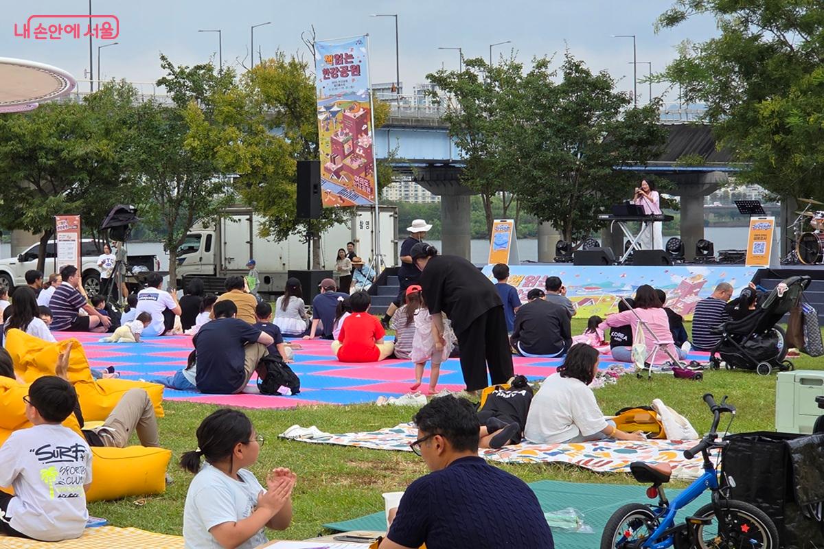 잔디밭 한쪽에 마련된 무대에서는 감성적인 버스킹 공연이 펼쳐졌다. &copy;이상돈