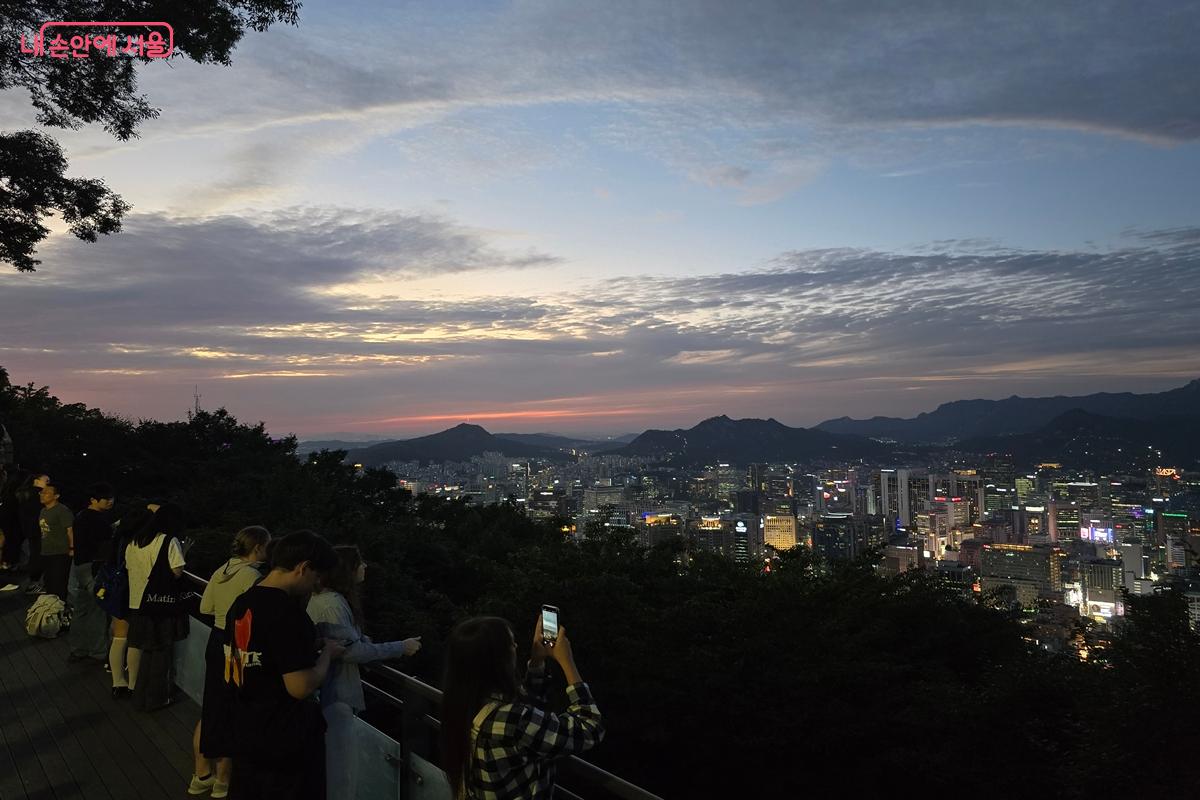 서울의 야경을 한눈에 내려다볼 수 있는 점이 남산성곽 코스의 또다른 매력이다. &copy;강사랑