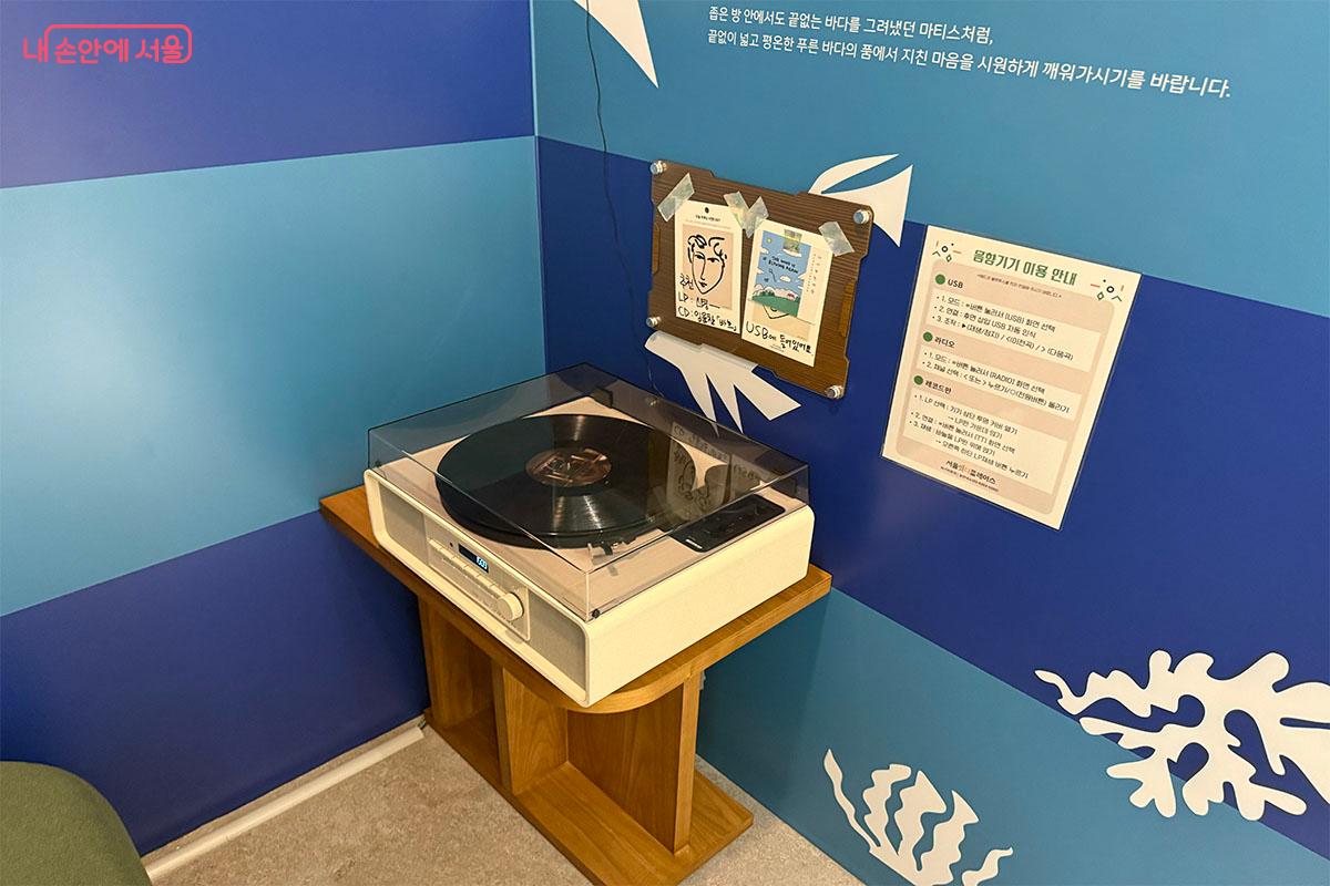 1인 공간에서 혼자만의 음악 감상 시간을 가질 수 있다. &copy;송수아