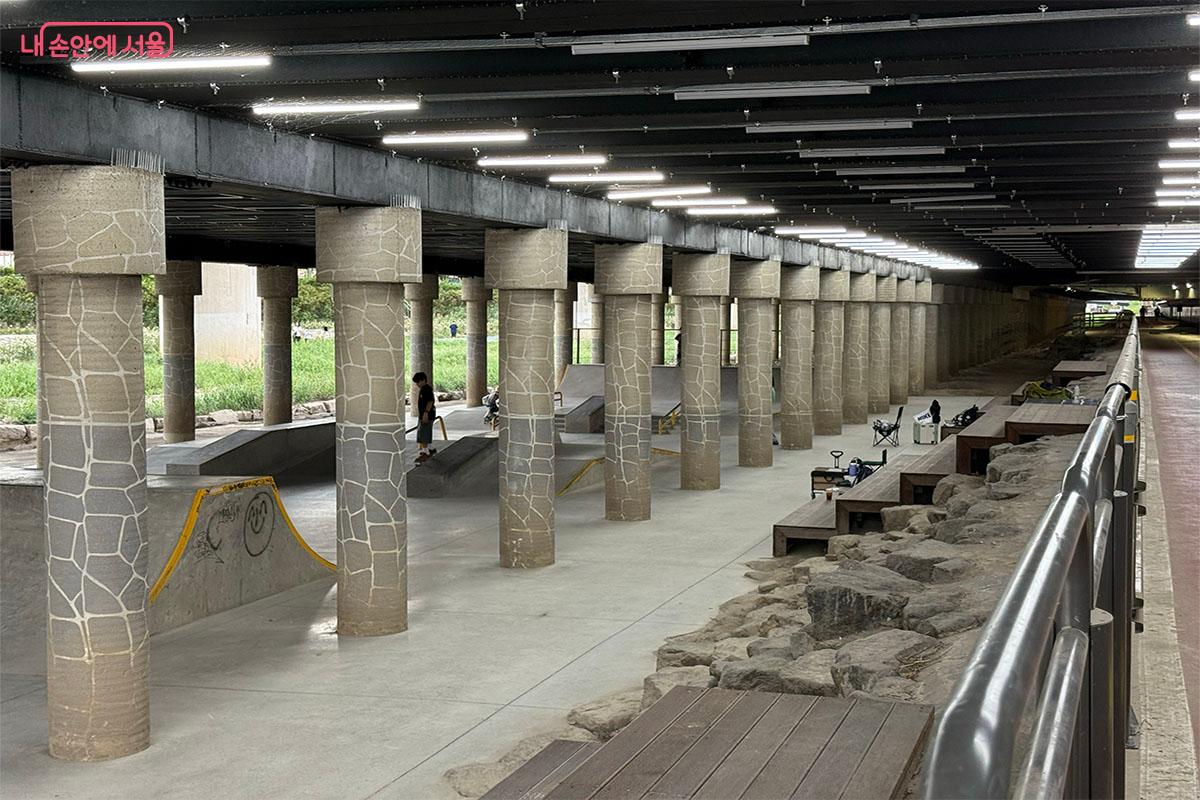 상부 콘크리트 다리가 비와 햇볕을 가려주는 복개 하부 구조 &copy;송수아