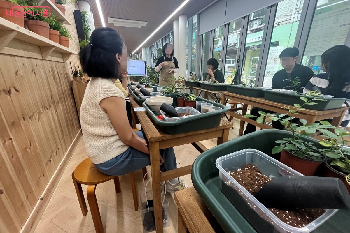 가드닝 수업에 참여한 시민들 ©김연희