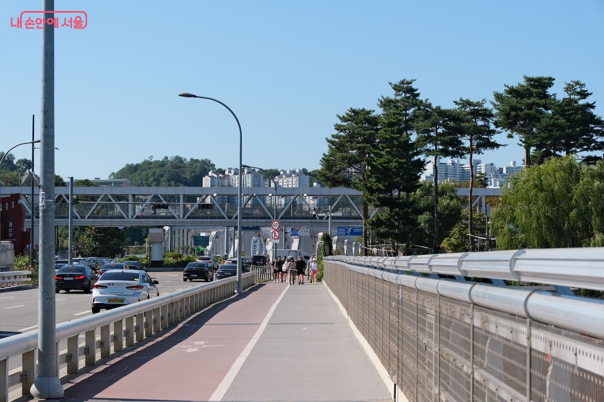 지난 9월 18일, 노들섬 수변문화공간 개방 이후 많은 시민들의 발걸음이 이어지고 있다. &copy;임중빈