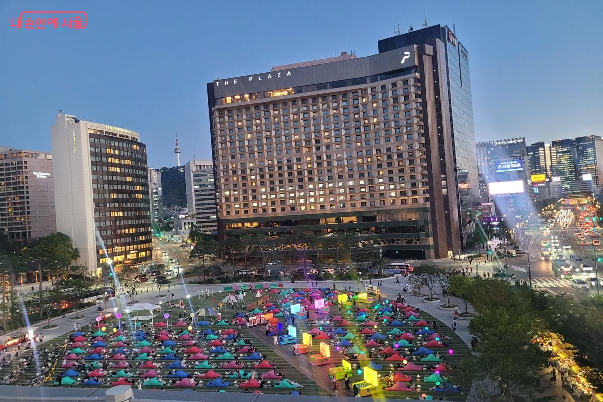 서울도서관 하늘뜰에서 내려다본 서울광장. 야외도서관 '책읽는 서울광장'이 문을 열었다. ©조연