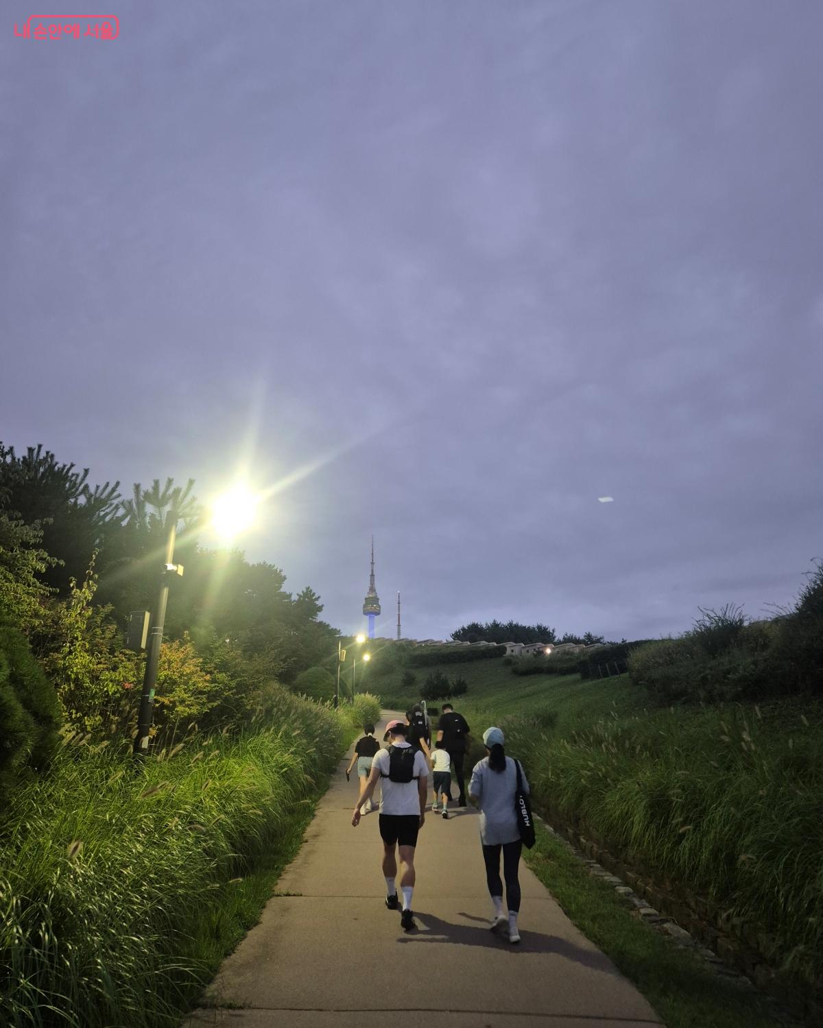 해가 진 뒤 더욱 특별해지는 남산 야간 트레킹길 &copy;김연희