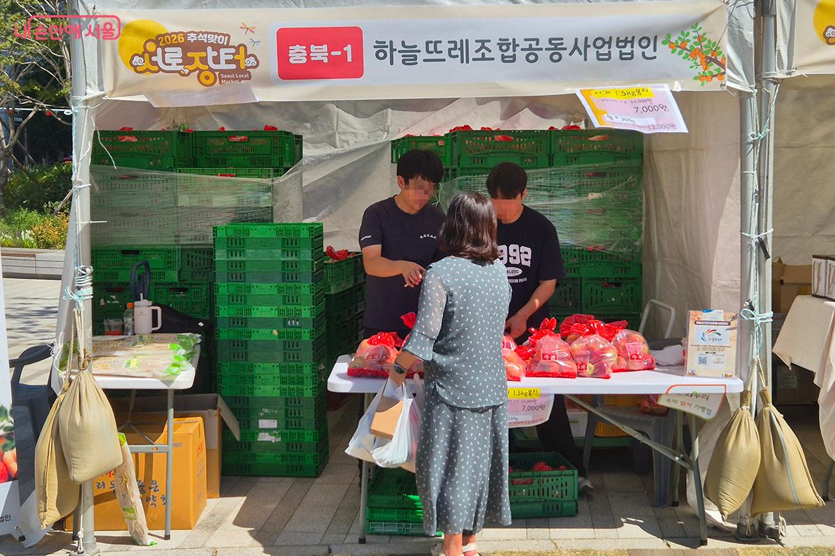충북 제천시의 농산물 공동 브랜드인 '하늘뜨레'는 우수한 품질의 사과, 딸기, 복숭아 등을 판매한다.