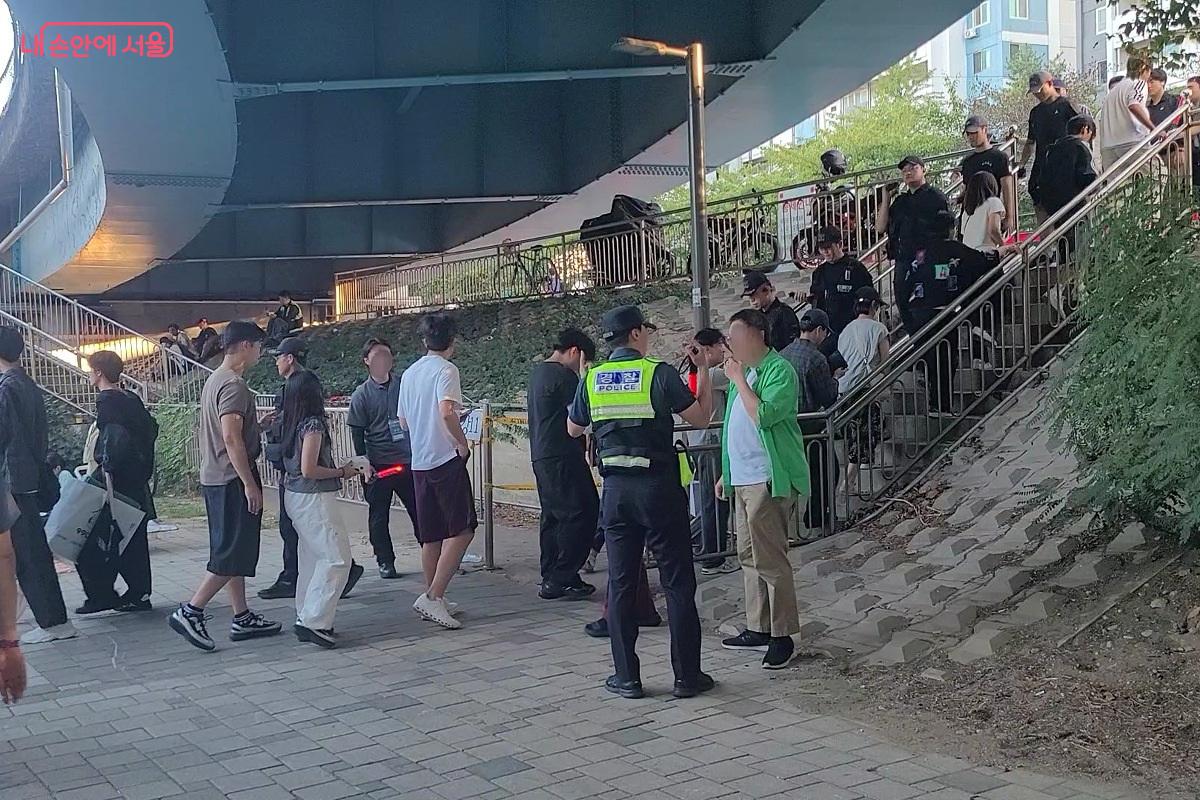 여의도한강공원 입구에서 안내 중인 안전요원