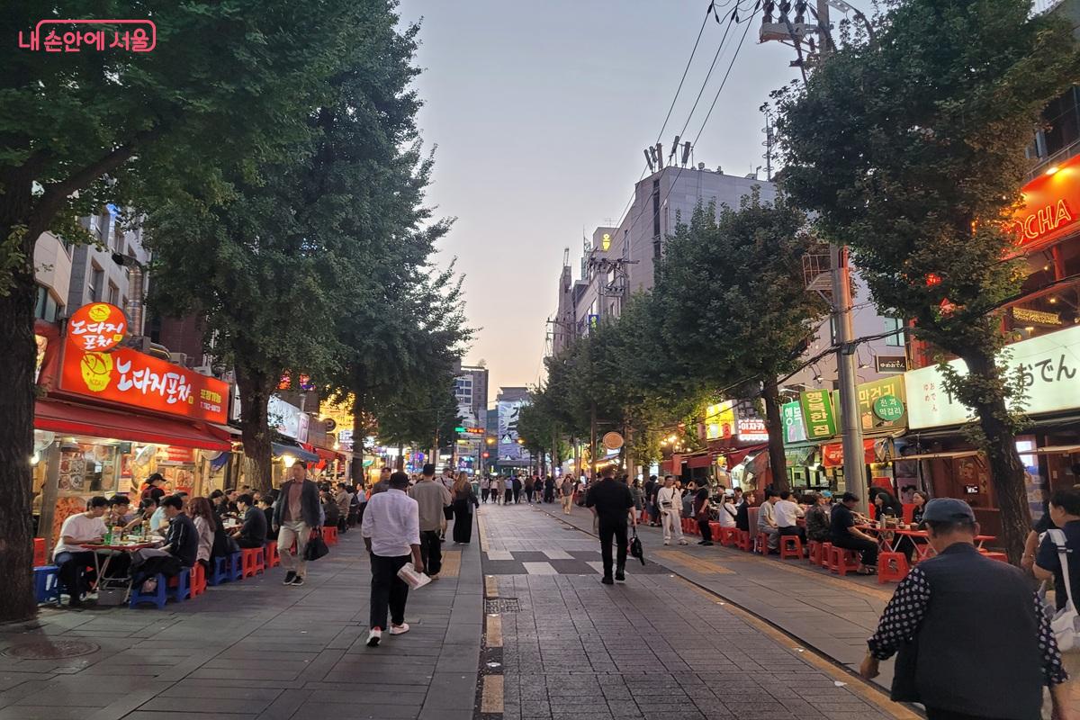 해가 지면서 종로3가 거리에 사람들이 하나둘 모여들기 시작했다. &copy;조연
