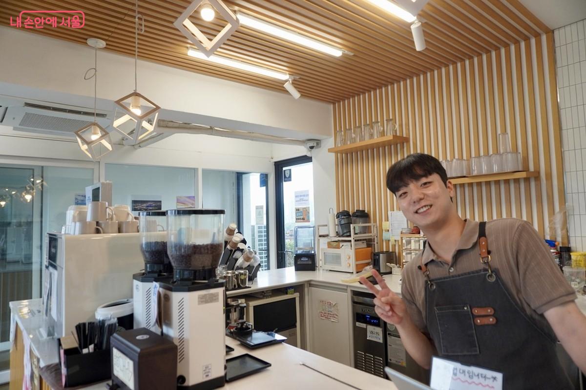 카페에서 일하는 게 즐겁다는, 1년째 근무 중인 지재홍 씨 ©허강무