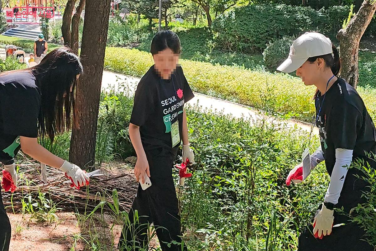 정원 만들기에 직접 참가했던 청년들이 자신들이 심었던 꽃과 나무를 살펴본다. ©오도연