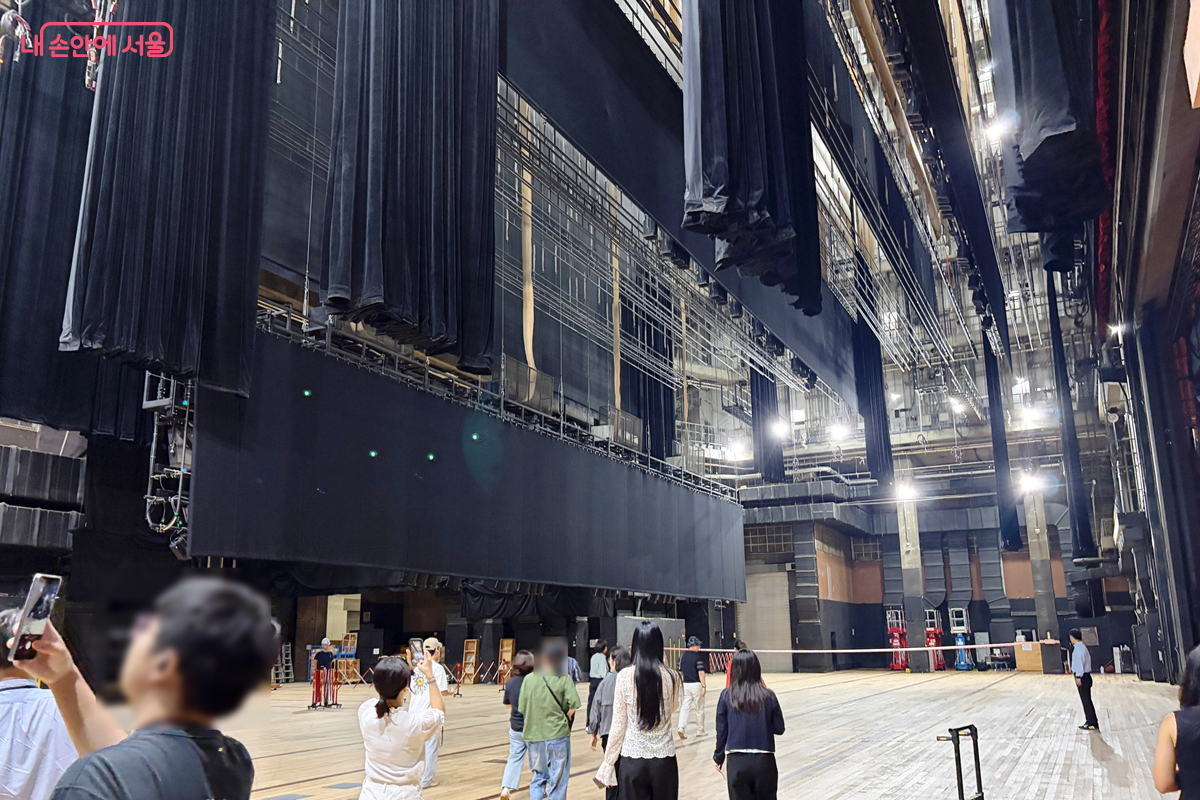 참가자들이 무대와 조명에 대한 설명을 듣고 있다. ©김경선