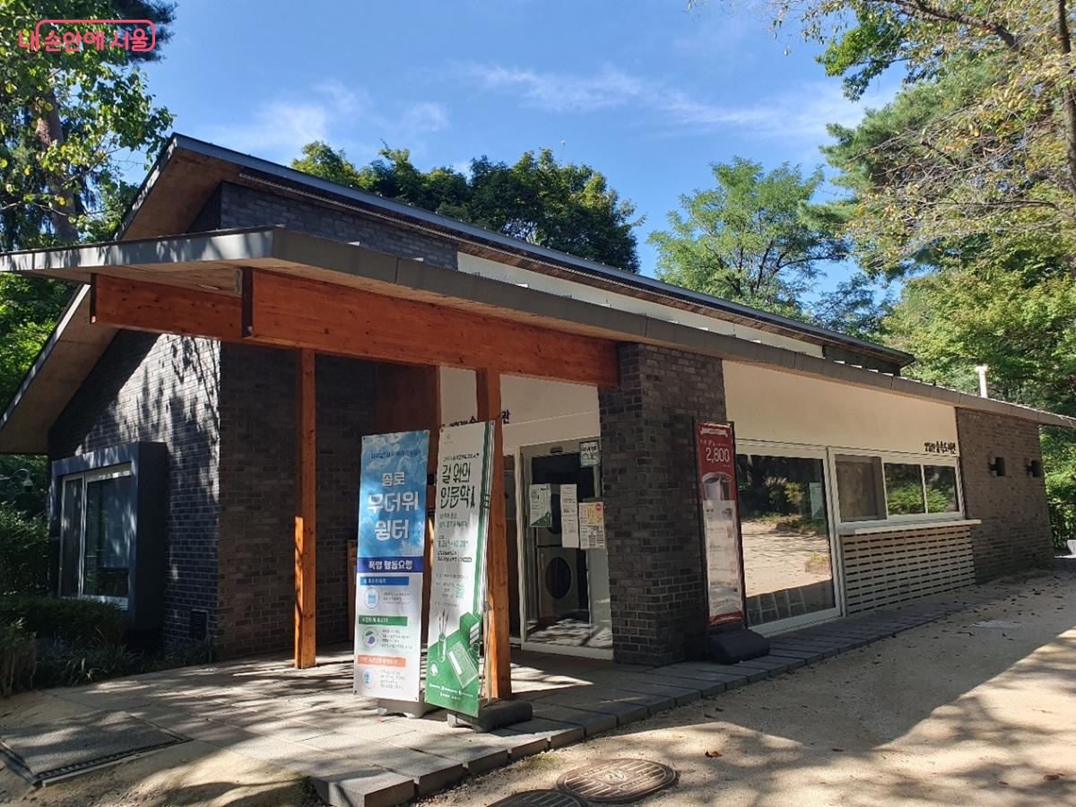 가을 독서를 겸해 들러보기 좋은 삼청공원 숲속도서관 ©김병규