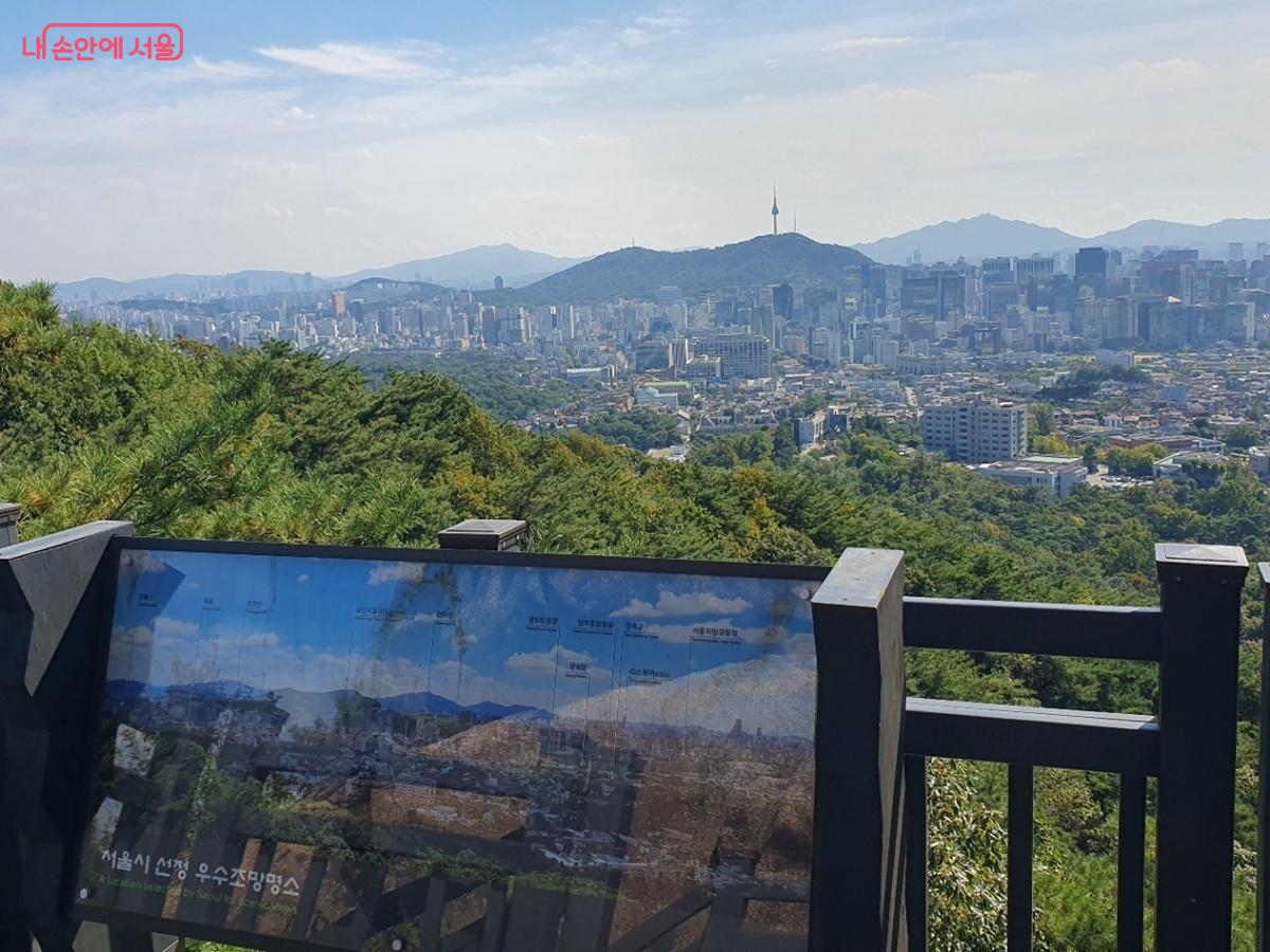 북악산 말바위전망대는 서울시 선정 우수조망 명소 중 하나다. ©김병규