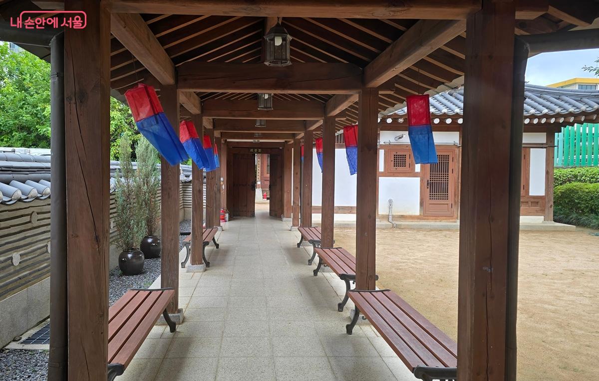청사초롱이 별채 공간으로 가는 길을 맞이한다. &copy;조성희