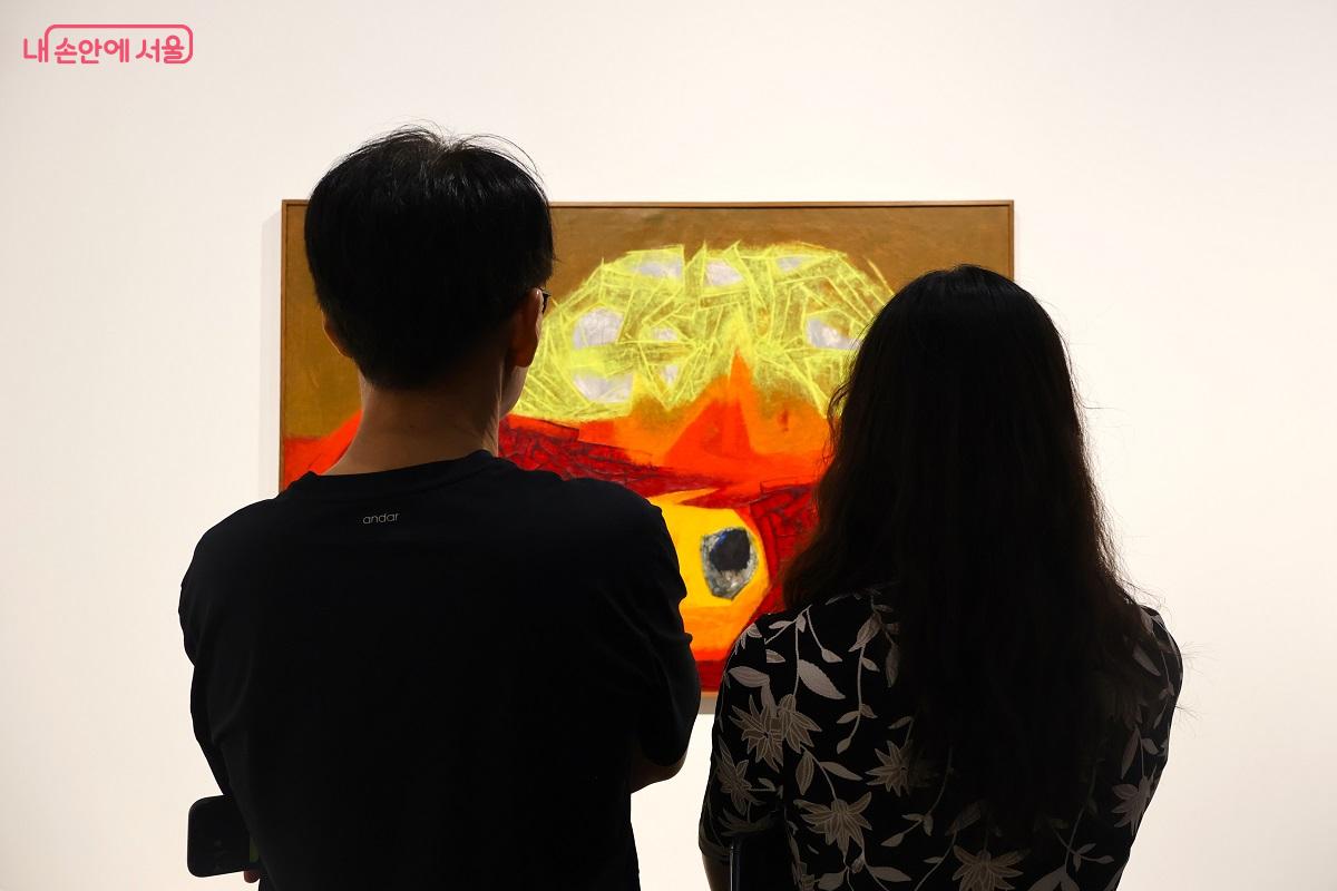 붉은산 작품을 감상하고 있는 관람객 &copy;이봉덕