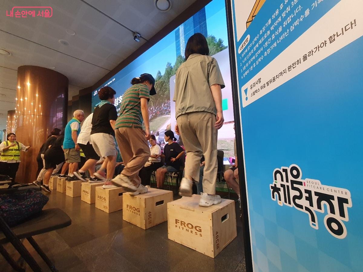 서울시청 1층 로비에서 진행되는 &lsquo;상시형 찾아가는 서울체력장&rsquo; &copy;엄윤주