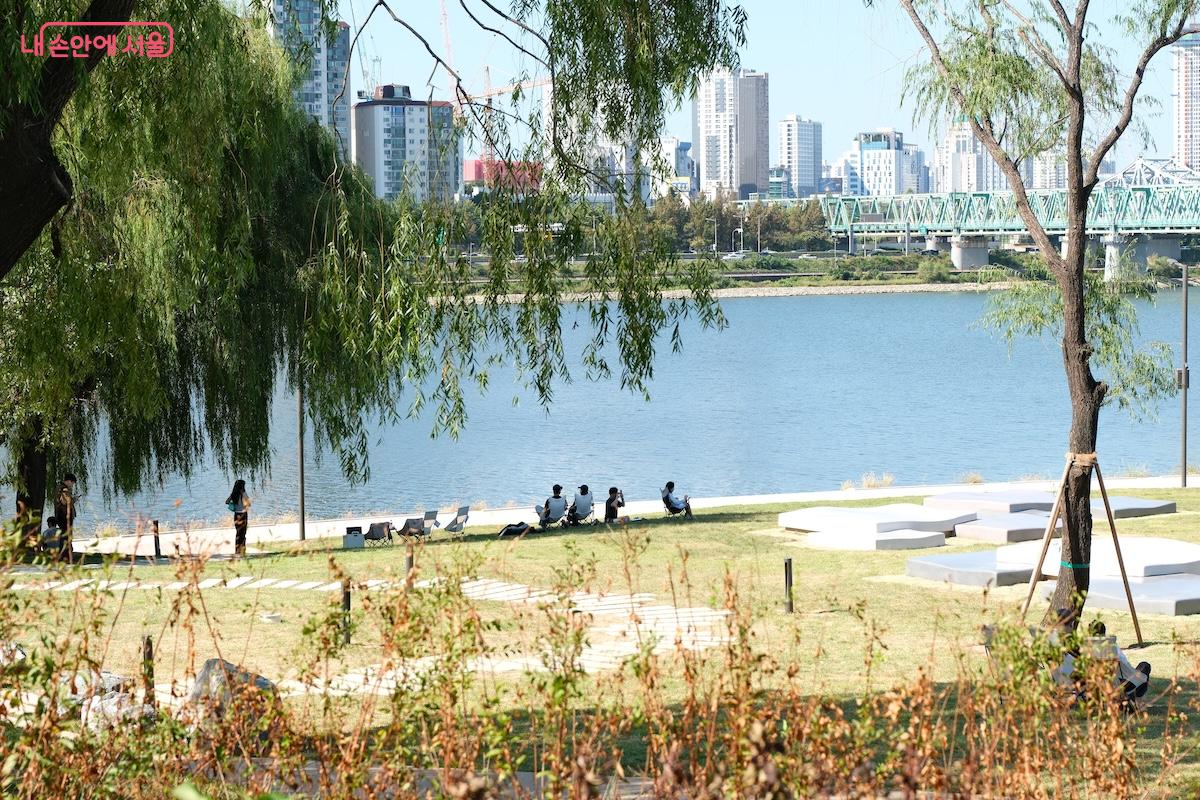 이른 오전부터 시민들이 노들섬을 찾아 한강 '멍'을 즐기고 있는 모습 &copy;임중빈