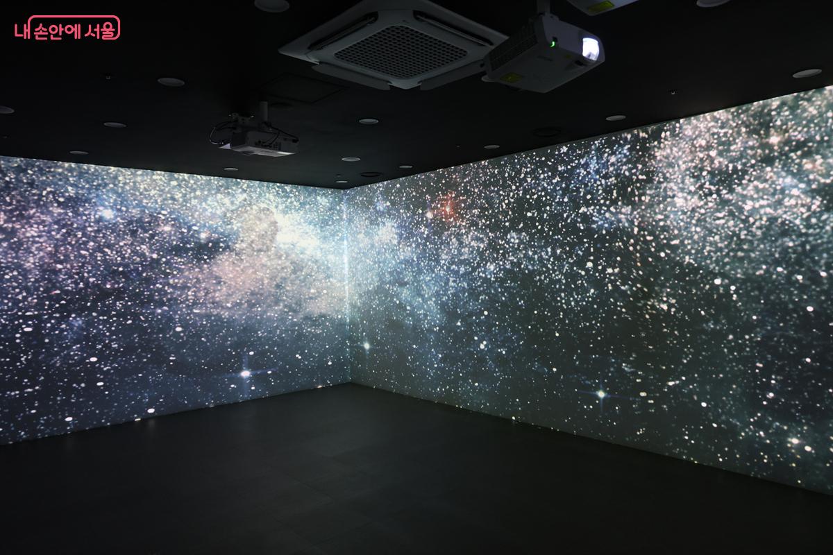 수많은 별빛이 쏟아지는 우주 한가운데에 서 있는 듯한 느낌을 주는 곳이다. &copy;박우영