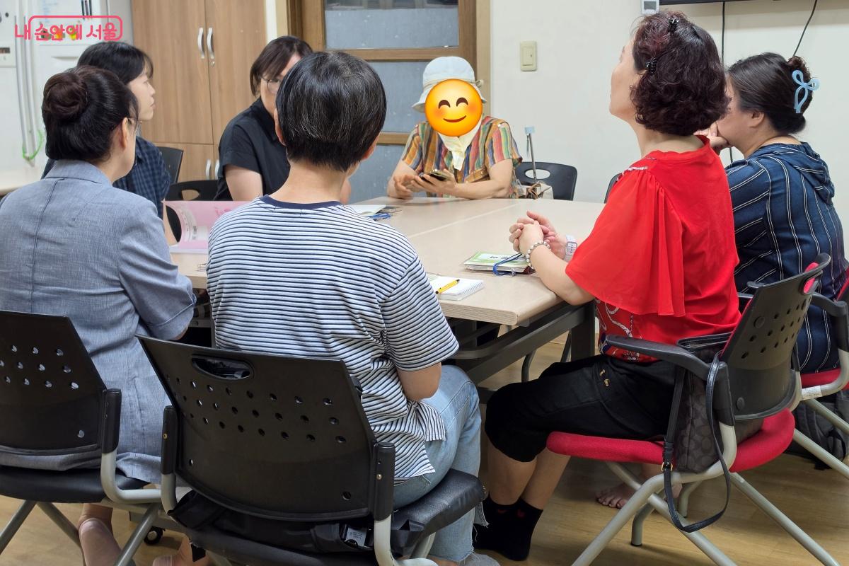 수업 후 강사와 함께 소감을 나누는 수강생들 ©박승식
