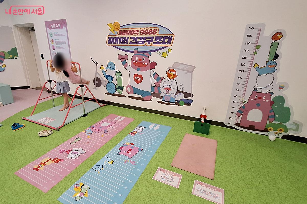 아이들의 체력을 측정할 수 있는 서울갤러리 키즈라운지 내 '해치의 건강구조대' &copy;김민지
