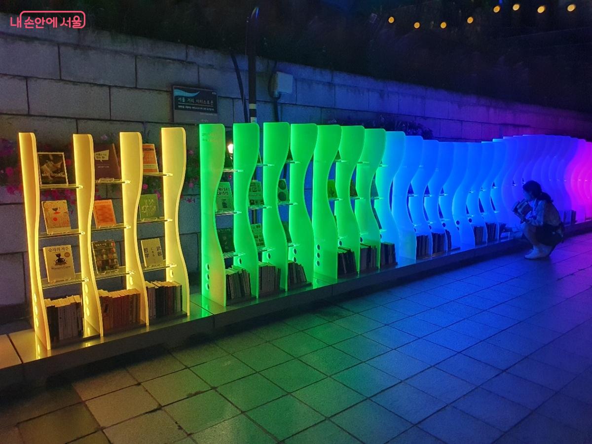 '책읽는 맑은냇가' 시그니처 물결서가 ©김병규