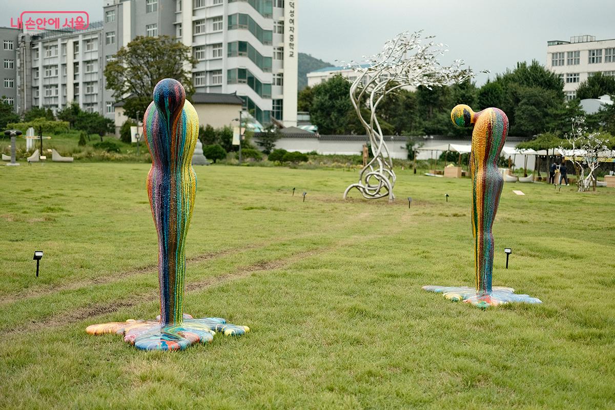 데비 한 작가의 &lsquo;바람의 그림자를 안고 피다&rsquo;, 2026 &copy;김아름
