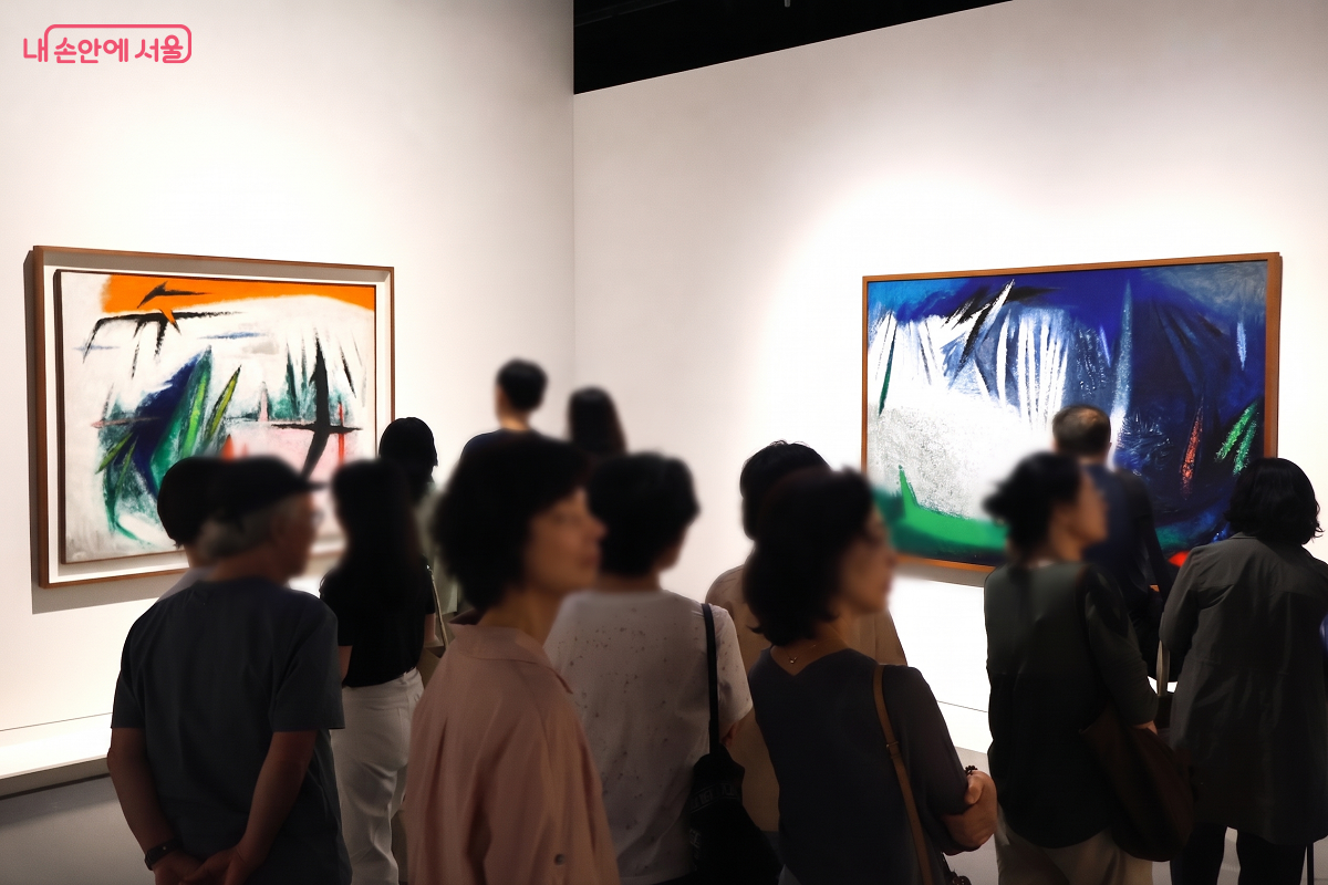 작품 앞에서 발걸음을 멈춘 관람객들 &copy;이봉덕