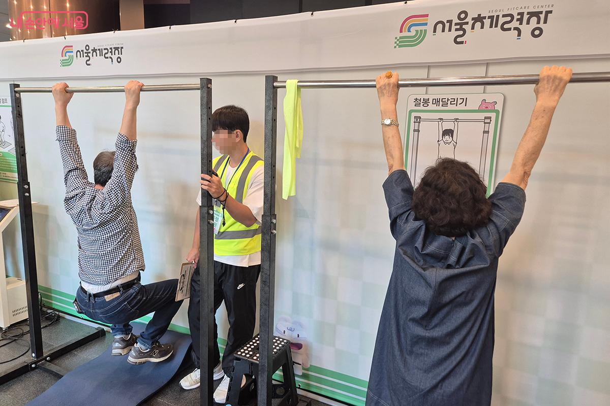 오래매달리기 측정을 하며 땀흘리는 어르신들의 모습