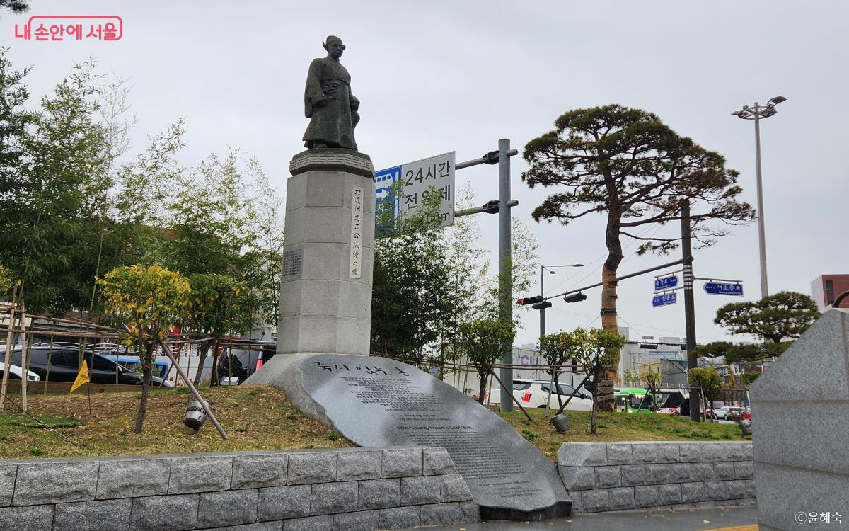 충정로역 앞 민영환 충정공 동상