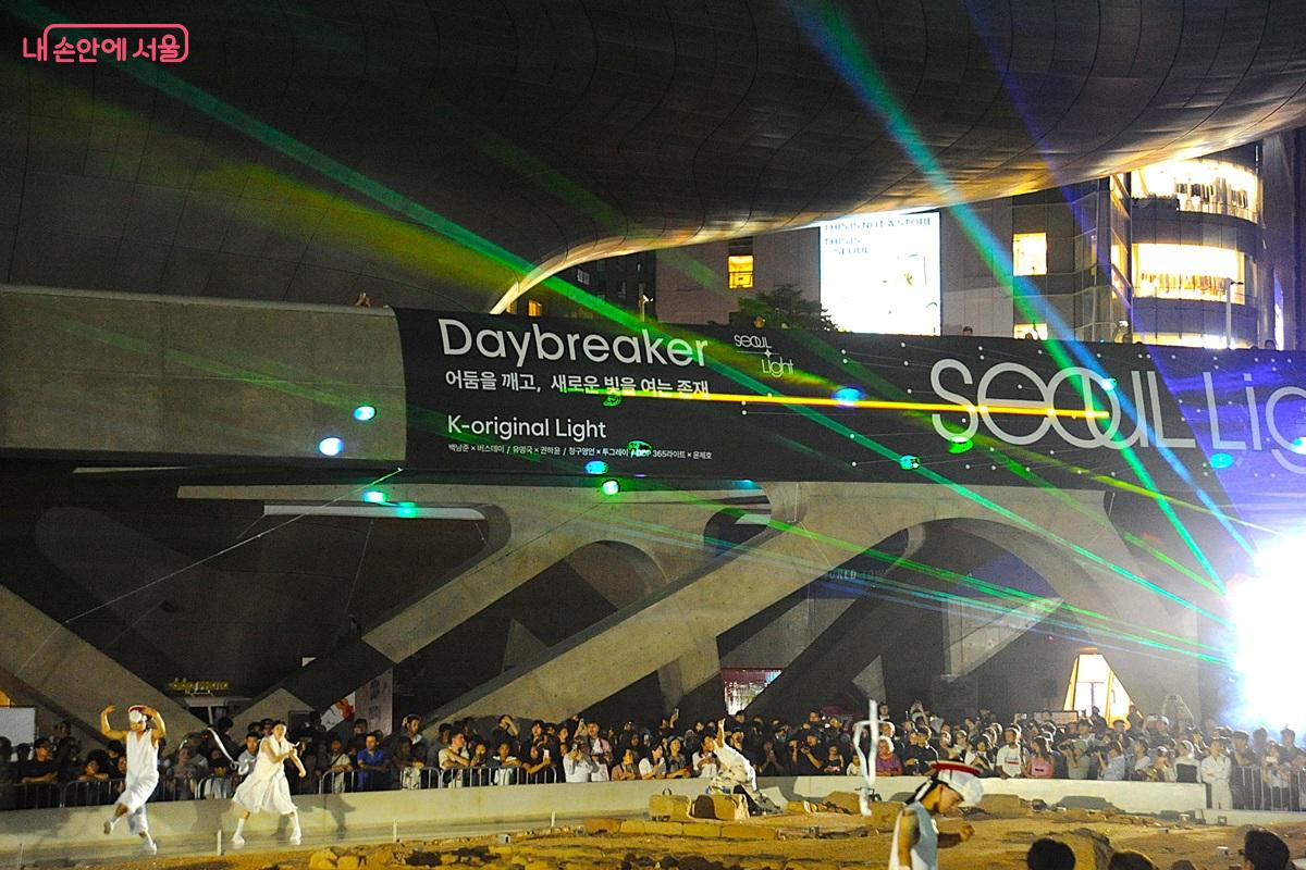 &lsquo;서울라이트 DDP 2026 가을&rsquo; 공연이 진행 중인 DDP 유구전시장 &copy;조수봉