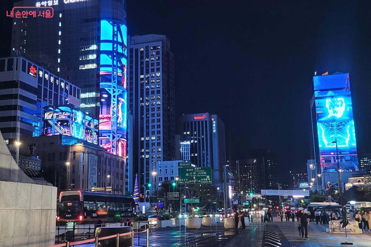 광화문광장 빌딩 외벽에 펼쳐진 미디어아트 &copy;박미선 