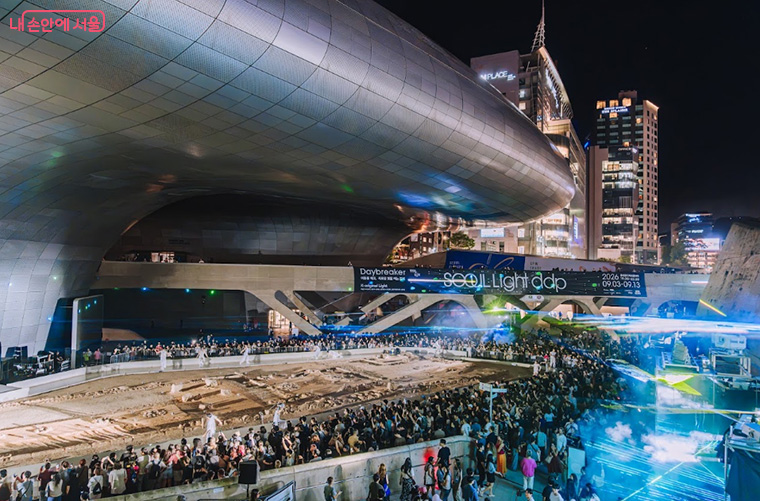 서울시가 상설 미디어아트 &lsquo;DDP 365라이트&rsquo;를 본격 운영한다. 서울라이트 DDP 가을
