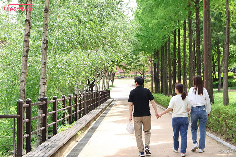 스마트폰을 두고 가족과 산책하는 소소한 행동이 가족의 마음 건강을 지키는 변화의 시작이다.
