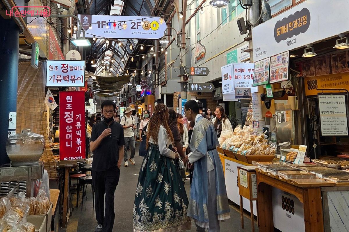 페이백 행사를 하고 있는 전통시장인 종로구 통인시장 ©이상돈