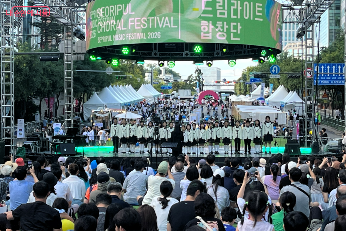 세대와 장르를 넘어 다양한 합창단의 아름다운 하모니가 반포대로에 울려 퍼졌다. 사진 ⓒ 김연희