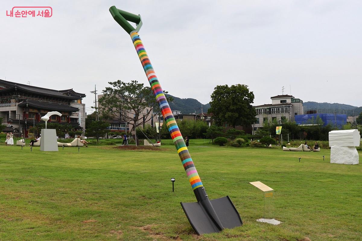 잔디밭에 대형 삽이 꽂혀 있는 기발한 조각 작품 &copy;이봉덕
