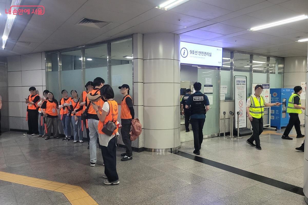 지하철역 안에 경찰과 안전요원, 자원봉사자들이 곳곳에 배치된 모습