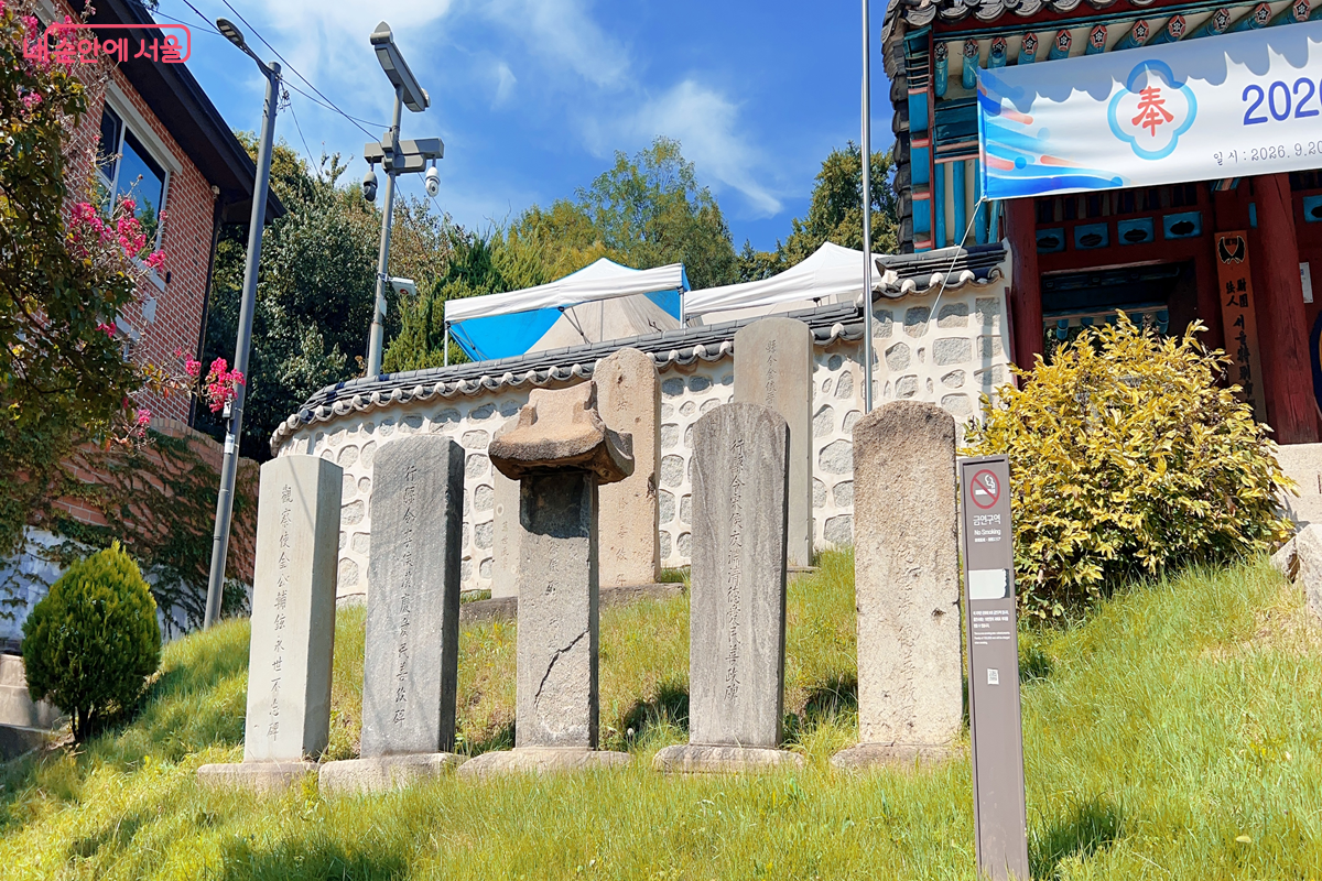 양천향교 앞 비석과 비각 ⓒ백진숙