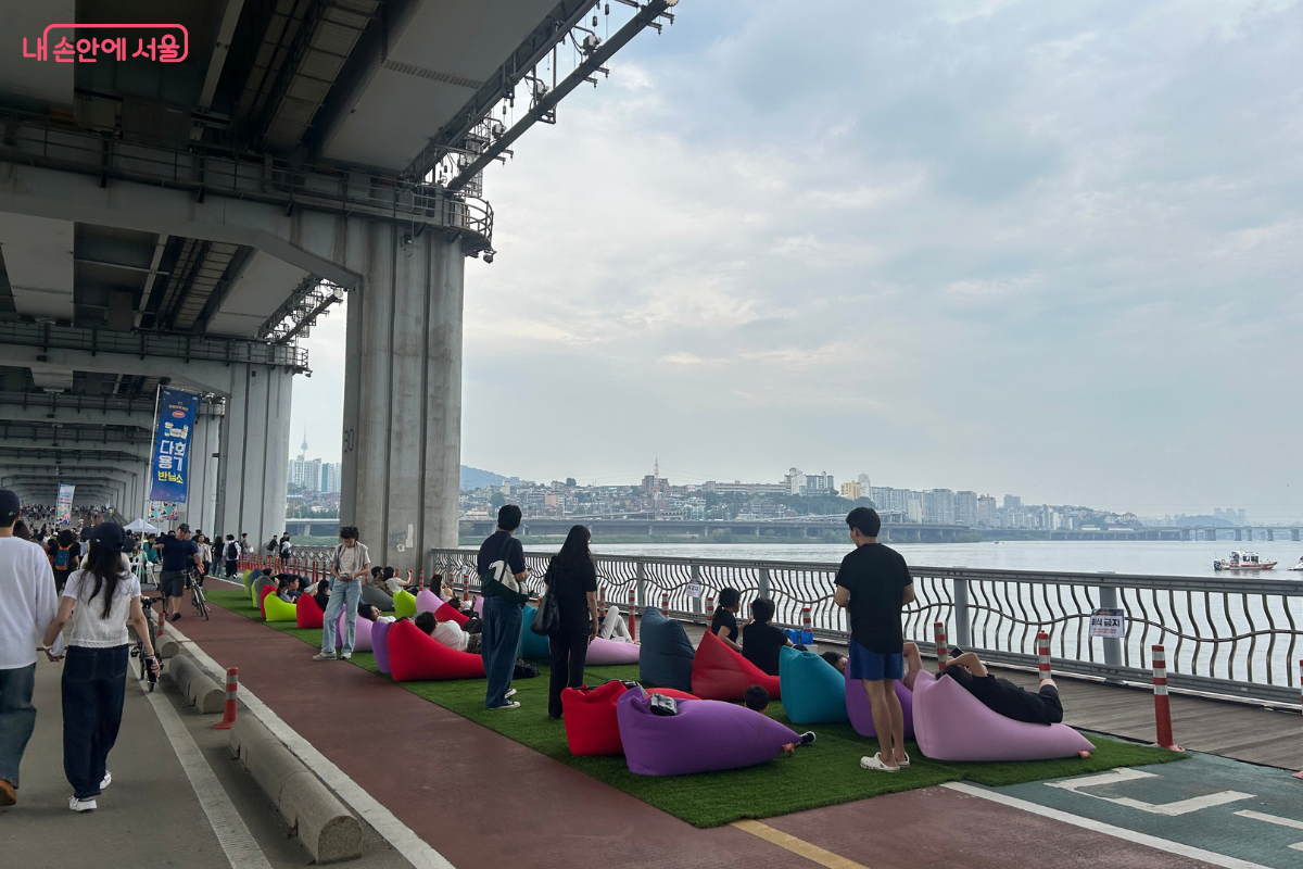 휴식을 위한 빈백 존과 다회용기 반납소도 곳곳에 마련돼 있어 편안하게 머물 수 있었다. &copy;류한민