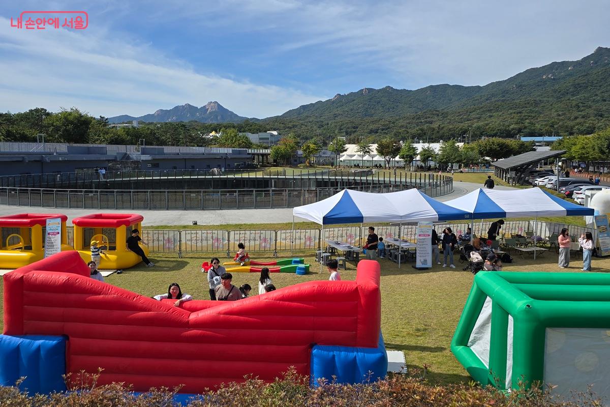 도봉산이 한눈에 보이는 다락원체육공원에 마련되었다. &copy;강사랑
