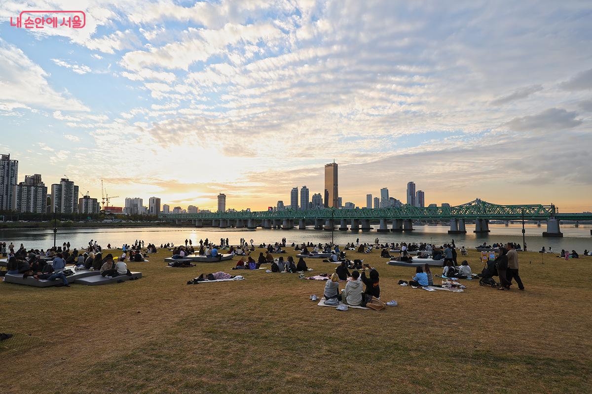 해질 녘에는 서측 잔디광장에 많은 시민들이 모인다. &copy;김주연