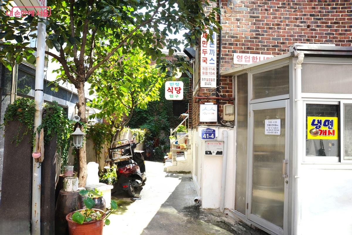 광진구 자양동 동네 가운데 위치한 &lsquo;민정식당&rsquo; &copy;조수봉