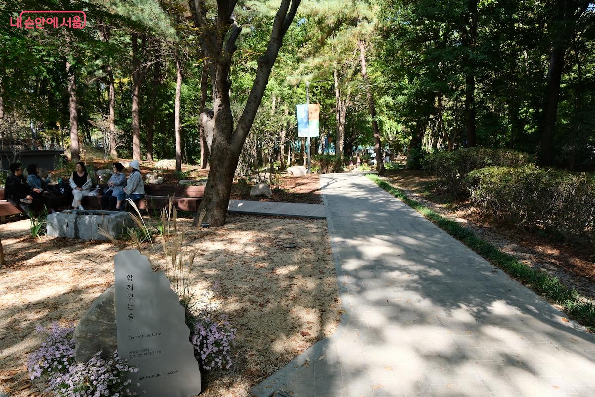 매헌시민의숲이 보유한 산책로, 녹지와 함께 잘 어울리는 기업정원들