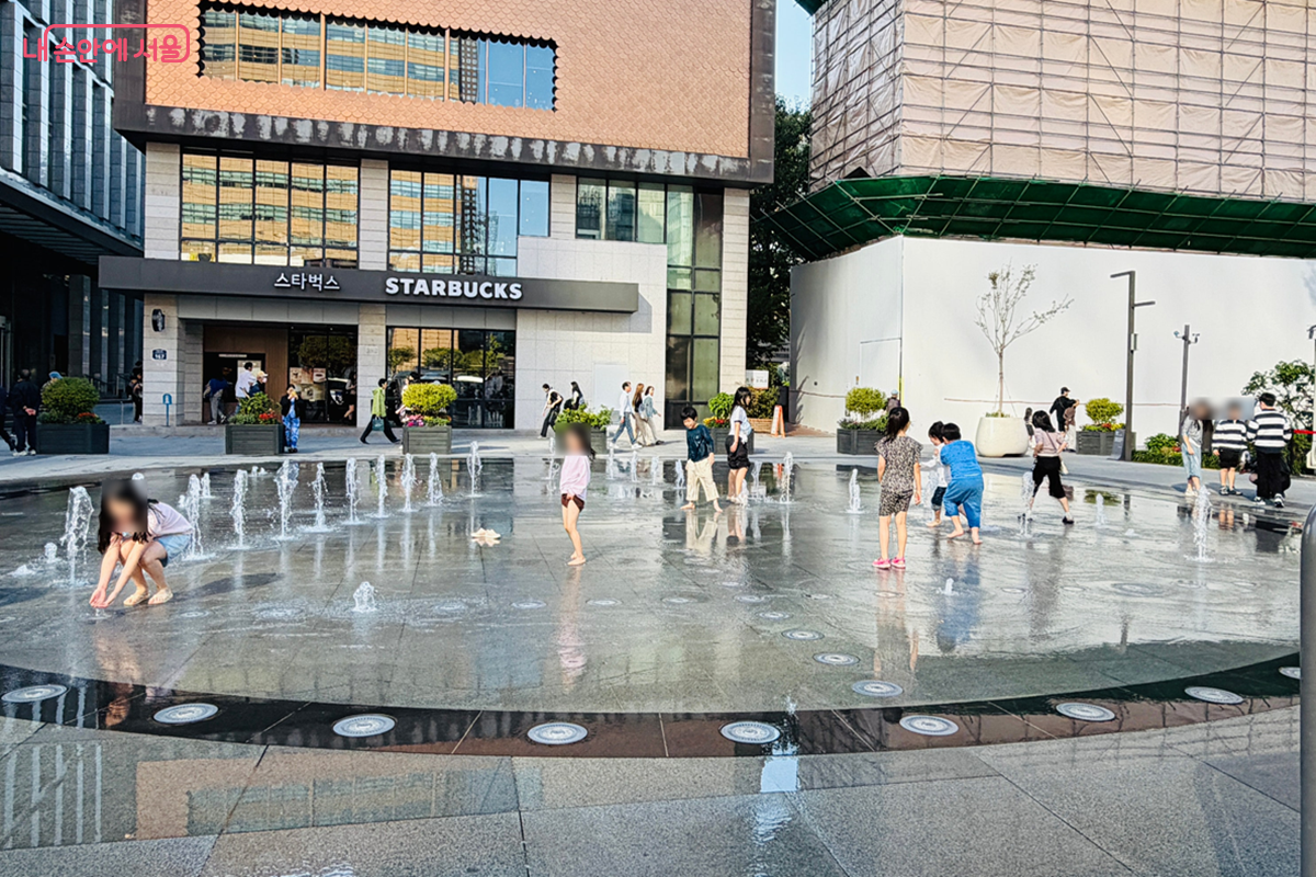 광장 한글분수에서 물놀이를 즐기는 아이들, 역사와 휴식이 함께하는 광화문광장의 일상ⓒ 김경선