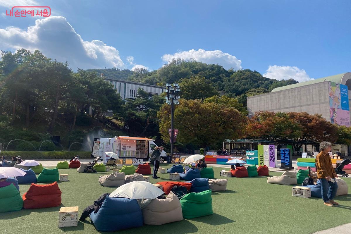 도심 한복판 잔디밭에서 시민들이 빈백에 기대 책을 읽고 있다. &copy;이근석