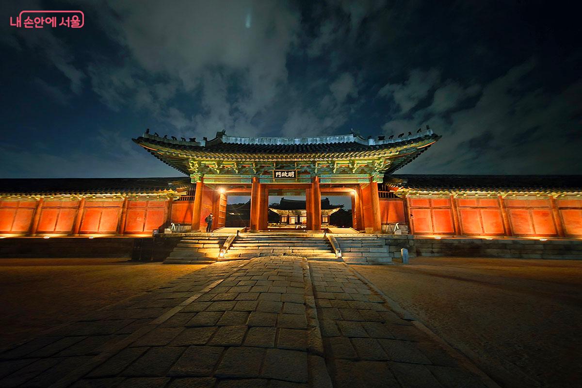 은은한 야간 조명을 받아 단아하고 웅장한 멋을 더하는 창경궁 명정문 ©양순남