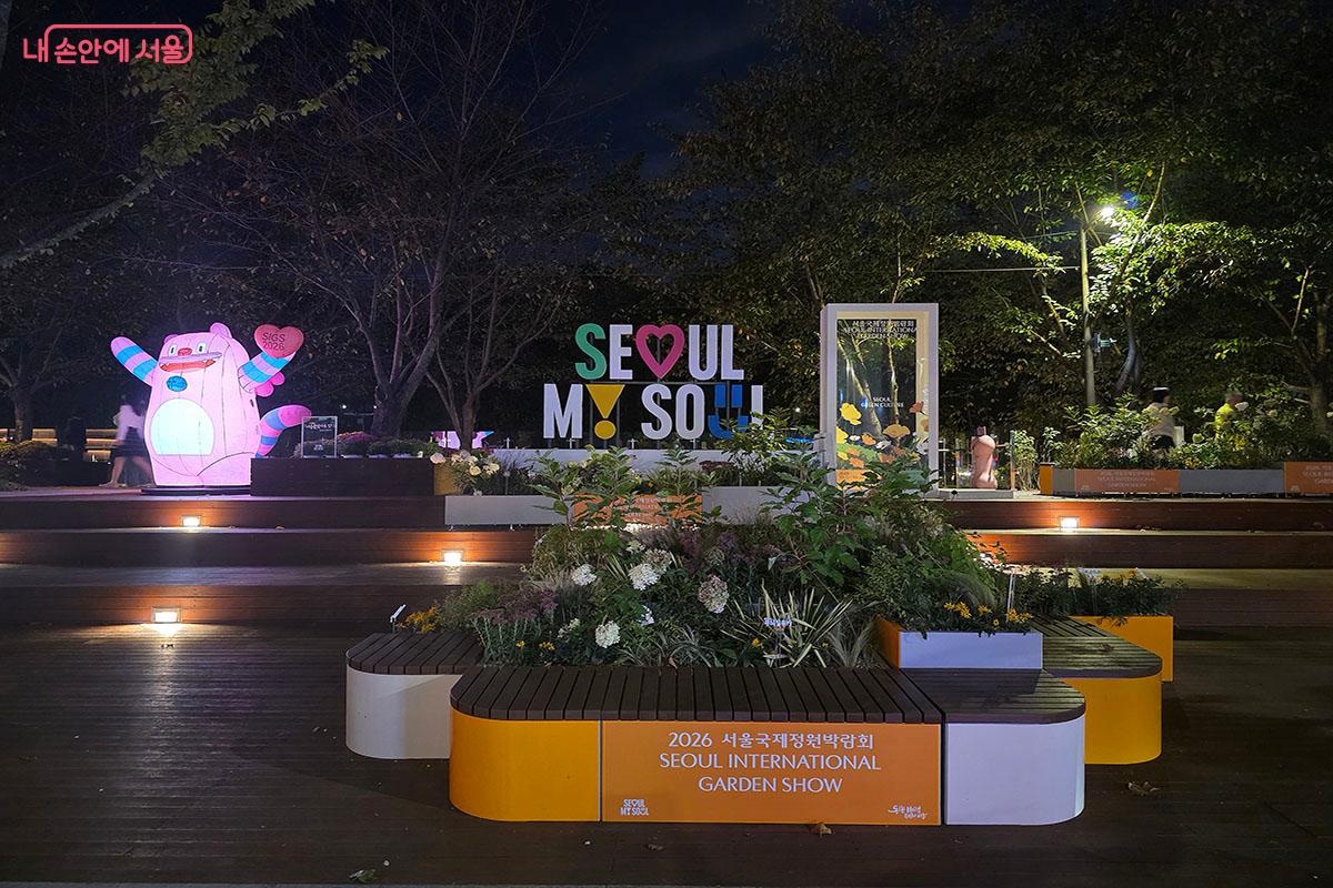 주변 보행로를 따라 시민들이 쉽게 찾아올 수 있도록 만든 선형정원 쉼터 &copy;이정민
