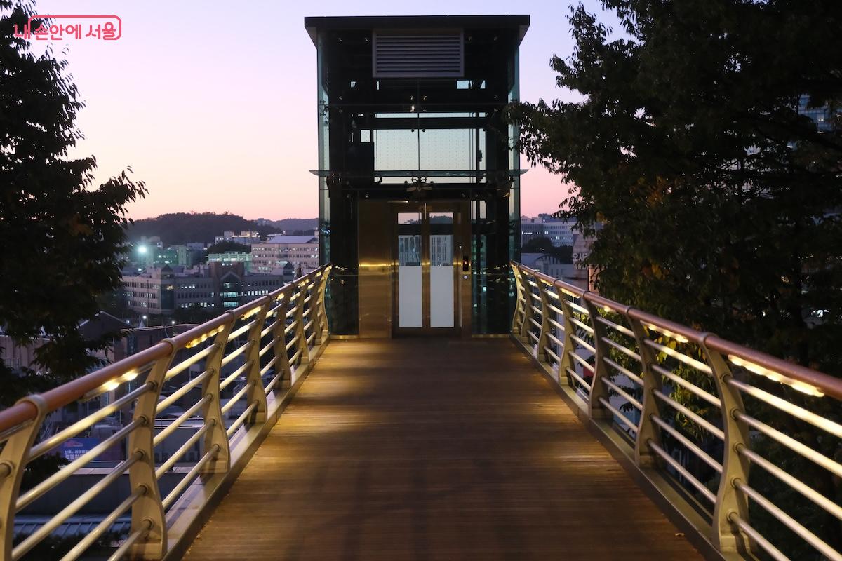 승강기 주변 데크도 간접조명으로 야경을 함께 꾸며주고 있다.