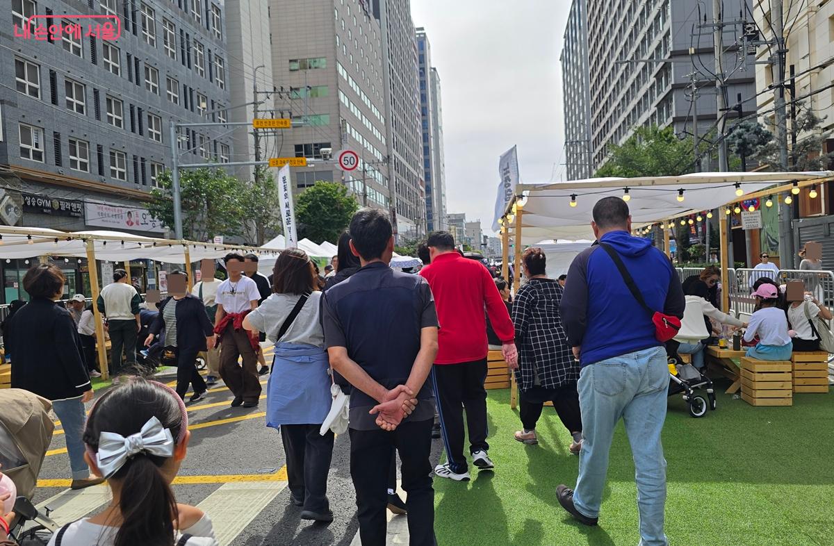 동대문 페스티벌 축제를 즐기는 시민들 모습 &copy;조성희